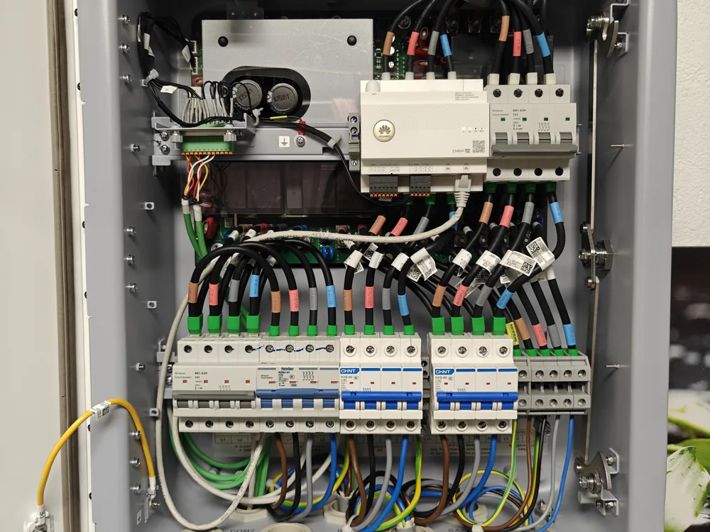 Geöffneter Huawei SmartGuard mit Netzumschaltung und Absicherung der Ersatzstromkreise