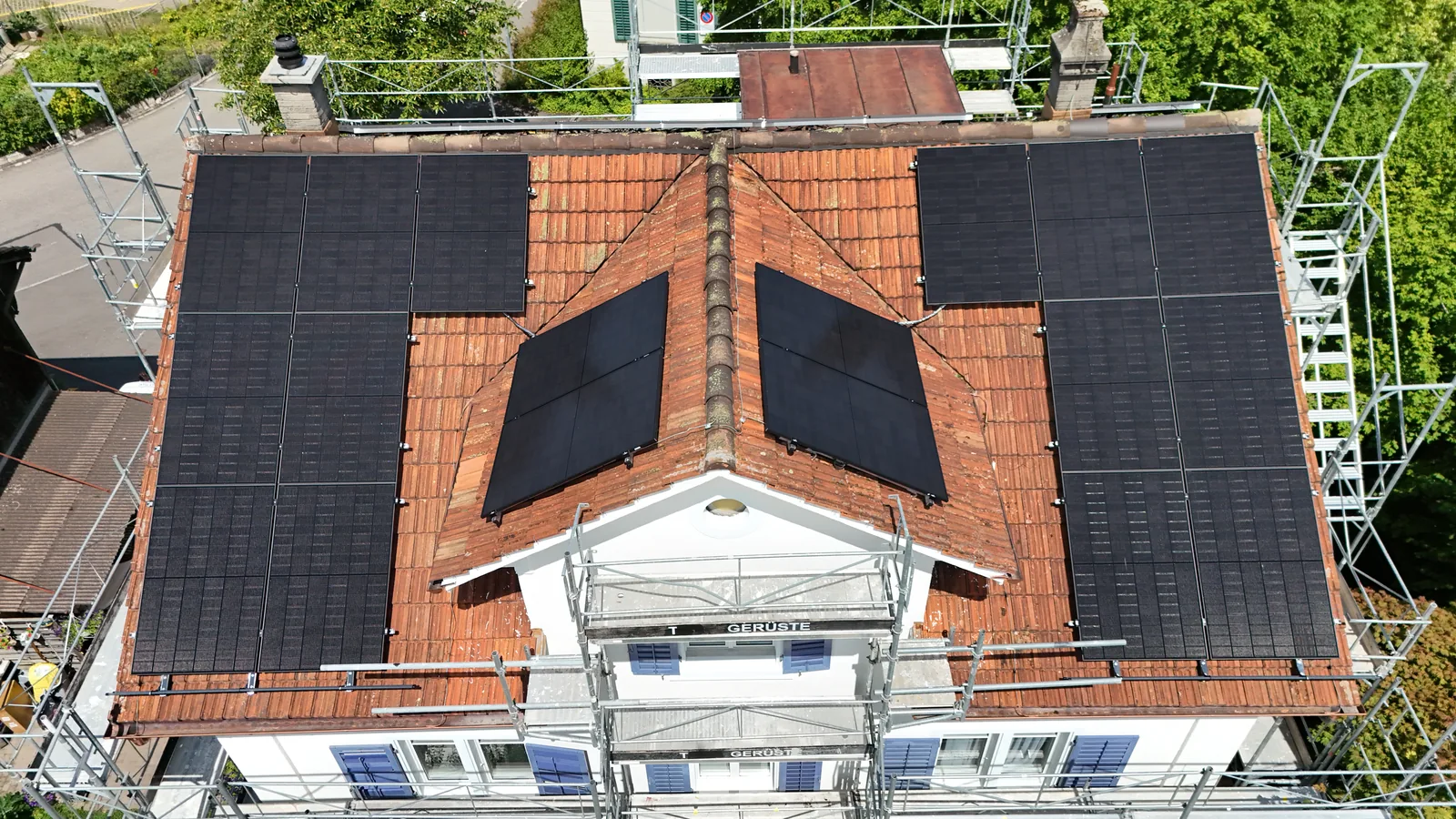 Einfamilienhaus in Wetzikon von oben, Hauptdach und beide Lukarnen sind mit Solarmodulen belegt