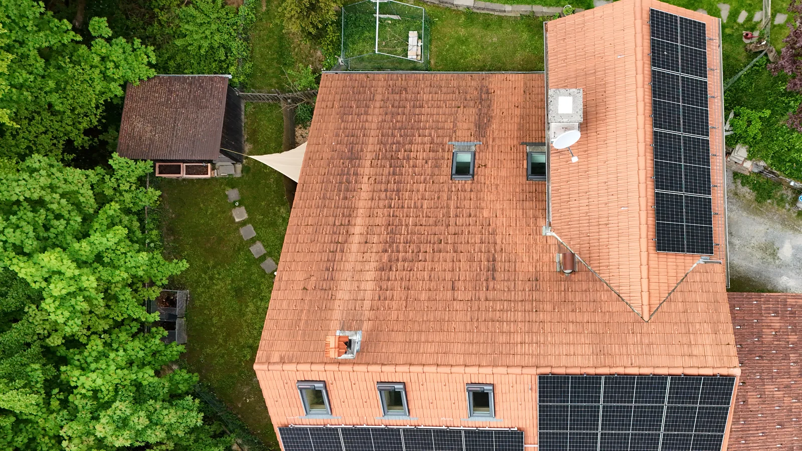 Einfamilienhaus in Steg von oben, Solarmodule auf zwei unterschiedlich ausgerichteten Dachflächen