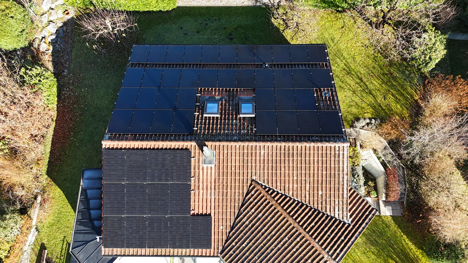 Einfamilienhaus in Männedorf von oben, beide Dachflächen sind mit Solarmodulen belegt