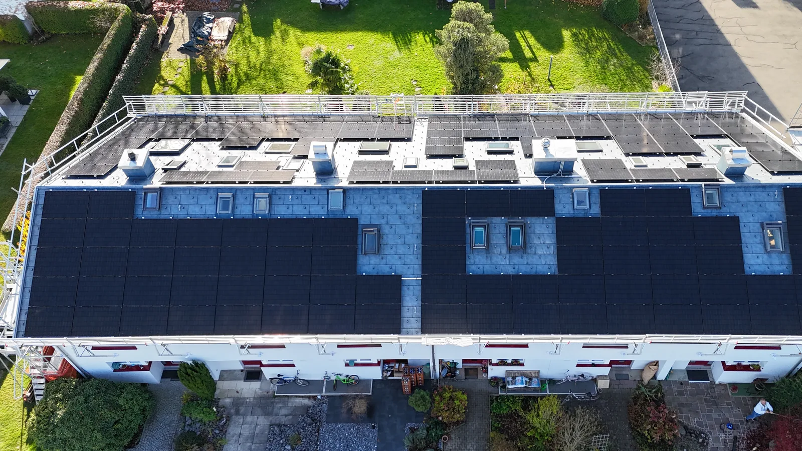 Von uns gebaute Photovoltaikanlage über sechs Reiheneinfamilienhäuser in Grüt