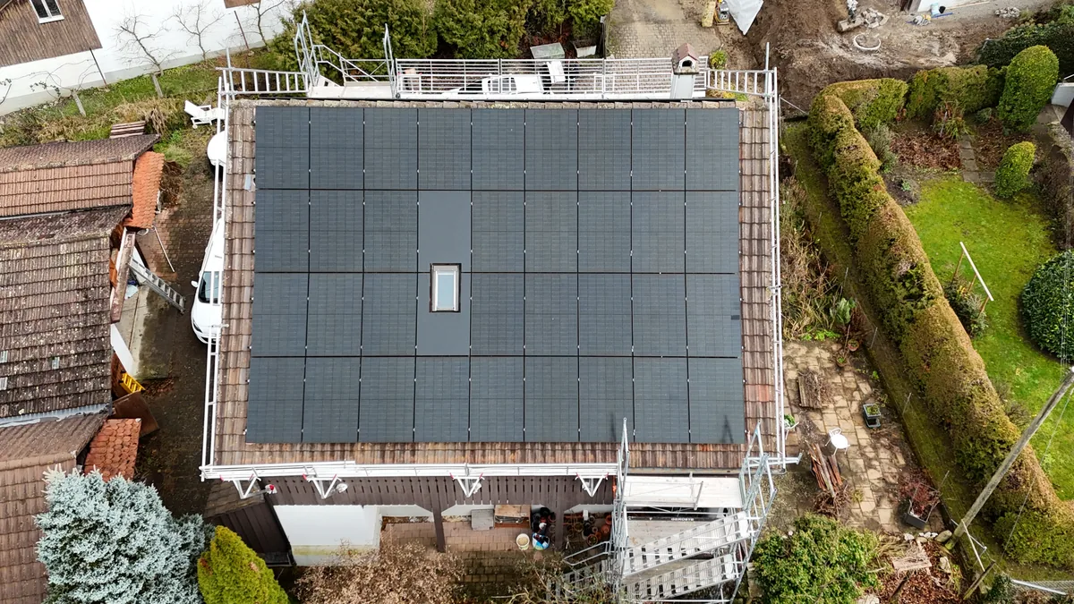 Dasselbe Dach in Schleinikon nach der Montage, vollflächig mit Solarmodulen belegt